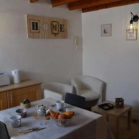 Un Cocon En Centre-ville Roye (Somme)